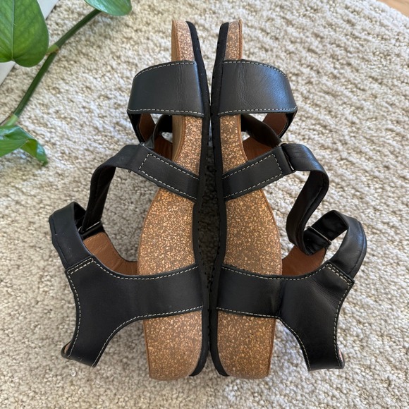 NEW TAOS UNIVERSE Sandals Black Leather Comfort Strappy Women 8-8.5 CORK FOOTBED